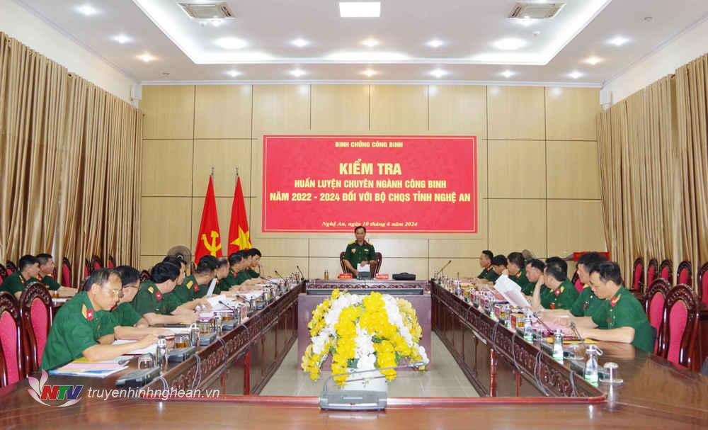 Đại tá Trịnh Ngọc Hùng, Phó Tham mưu trưởng Binh chủng Công binh phổ biến nội dung kiểm tra tại Bộ CHQS tỉnh Nghệ An.
