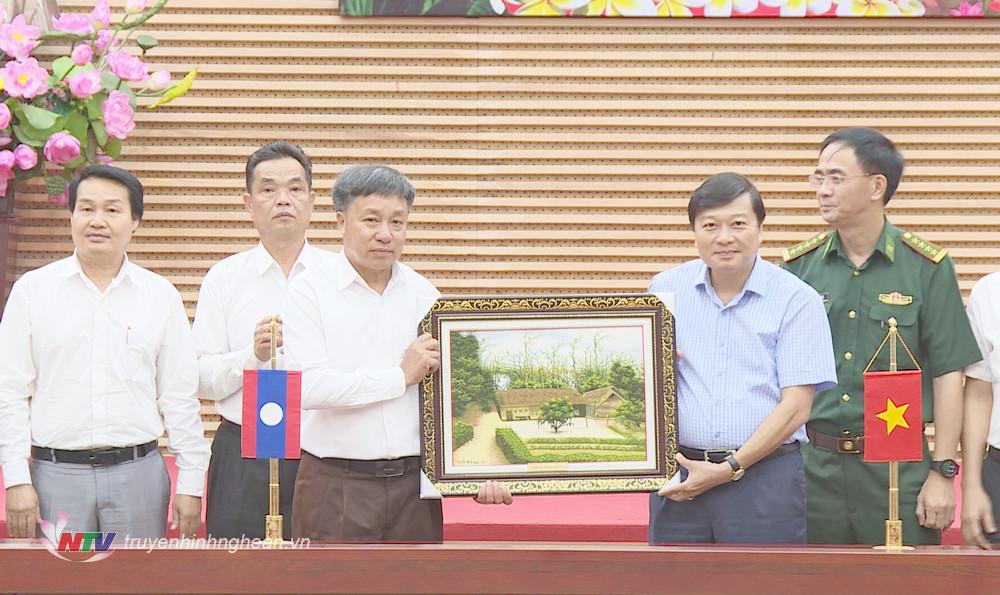 Phó Chủ tịch Thường trực UBND tỉnh Nghệ An Lê Hồng Vinh trao món quà lưu niệm đến Đoàn liên 