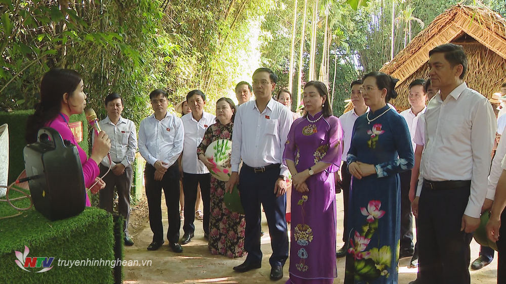 Đoàn công tác nghe giới thiệu về ngôi nhà của cụ Phó bảng Nguyễn Sinh Sắc. 