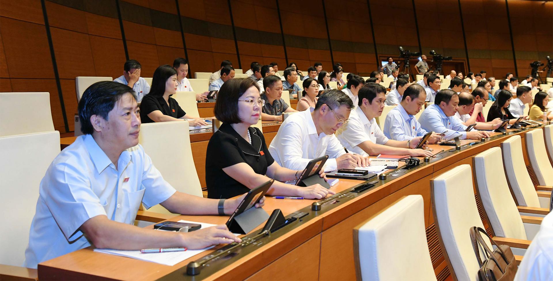 Các đại  biểu Quốc hội bấm nút thông qua Nghị quyết về bổ sung thí điểm một số cơ chế, chính sách đặc thù phát triển tỉnh Nghệ An.