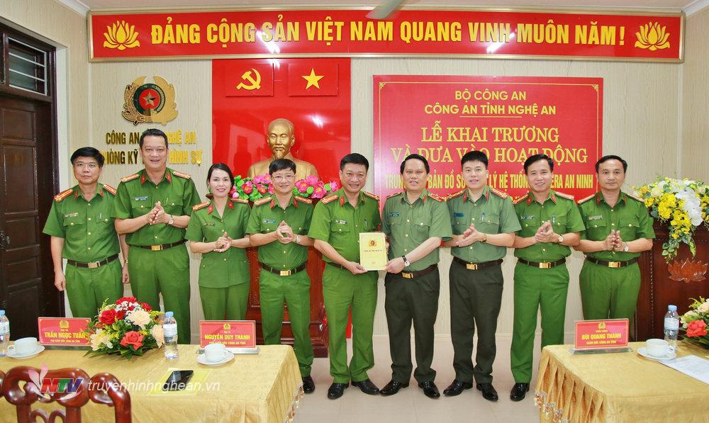 Thiếu tướng Bùi Quang Thanh, Ủy viên Ban Thường vụ Tỉnh ủy, Giám đốc Công an tỉnh và các đồng chí Phó Giám đốc Công an tỉnh chúc mừng thành tích xuất sắc của các đơn vị trong tổ chức triển khai, xây dựng và đưa Trung tâm bản đồ số quản lý hệ thống camera an ninh và hệ thống báo động khẩn cấp đi vào hoạt động