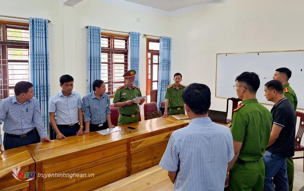 Cơ quan chức năng tống đạt quyết định khởi tố vụ án, khởi tố bị can và ra lệnh bắt tạm giam đối với Phạm Mạnh Hùng và Trương Xuân Cường.