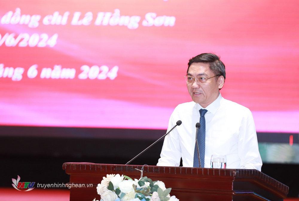 Đồng chí Hoàng Nghĩa Hiếu - Phó Bí thư Tỉnh ủy Nghệ An trình bày tham luận tại hội thảo
