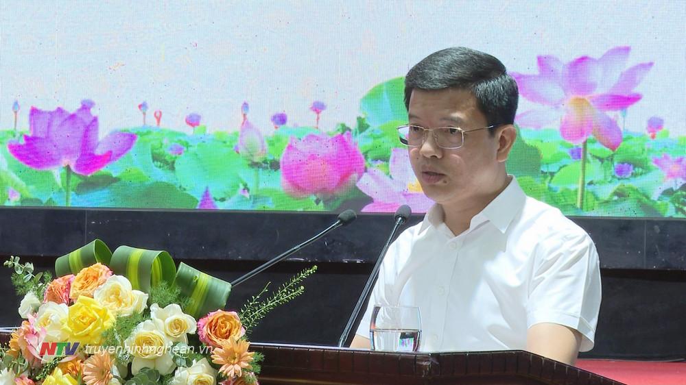 Phó Giám đốc Sở Kế hoạch và Đầu tư Nguyễn Văn Trường thông báo tình hình kinh tế - xã hội, quốc phòng, an ninh của tỉnh trong 6 tháng đầu năm 2024.