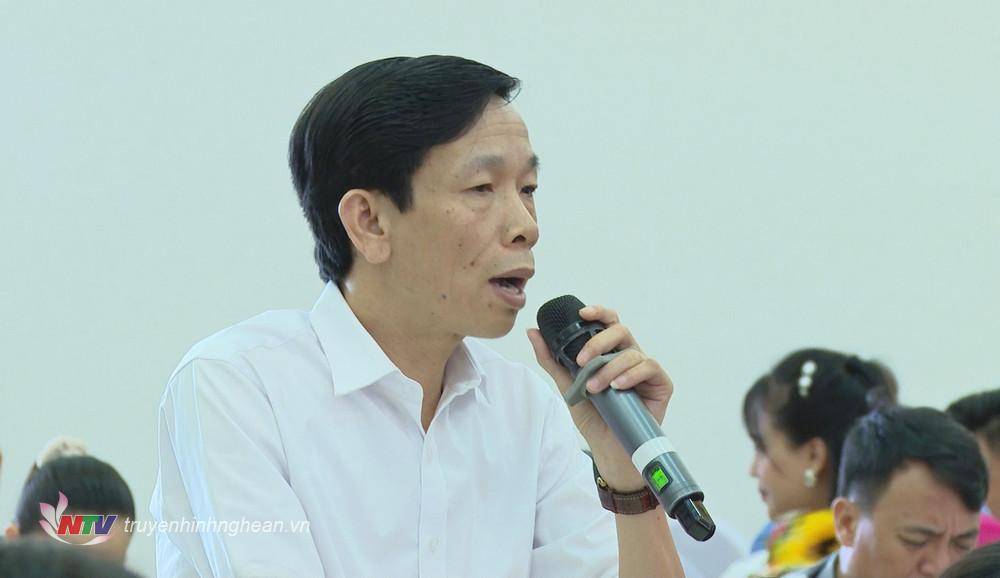 Nhà báo Trần Bá Thăng – Trưởng đại diện Đài Truyền hình Kỹ thuật số VTC tại Nghệ An đặt câu hỏi tại họp báo.