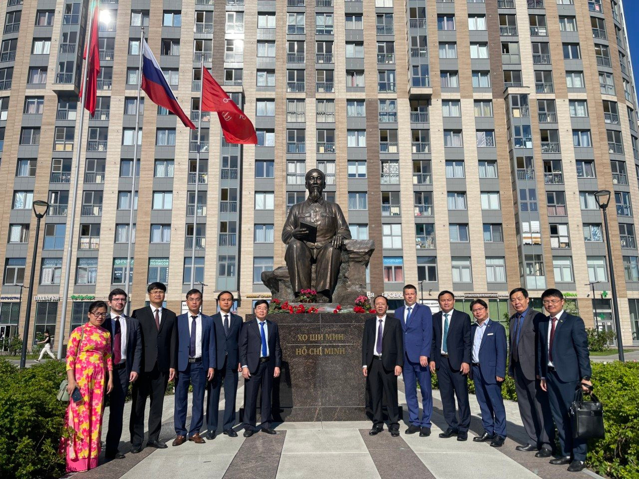 Các đại biểu chụp ảnh lưu niệm tại tượng đài Chủ tịch Hồ Chí Minh ở Xanh Pê-téc-bua. Ảnh: Báo Nghệ An