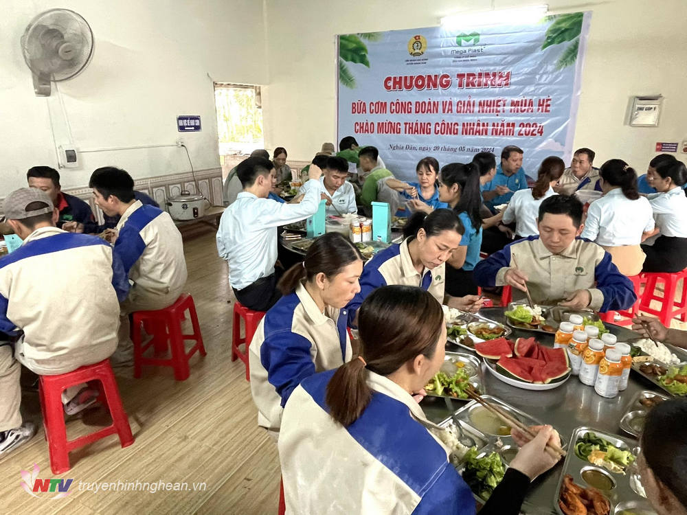 LĐLĐ huyện Nghĩa Đàn phối hợp tổ chức với 250 suất ăn trưa.