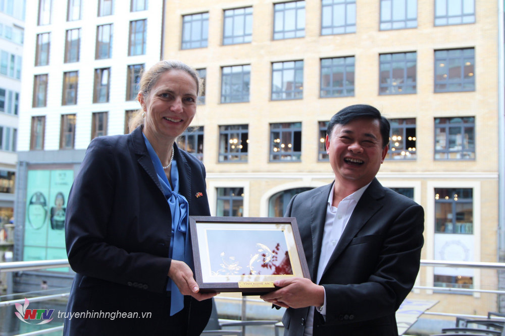 Bí thư Tỉnh ủy Thái Thanh Quý tặng quà lưu niệm đến bà Almut Rosne - thành viên Hội đồng Quản trị Hiệp hội Doanh nghiệp Đức khu vực châu Á-Thái Bình Dương. 