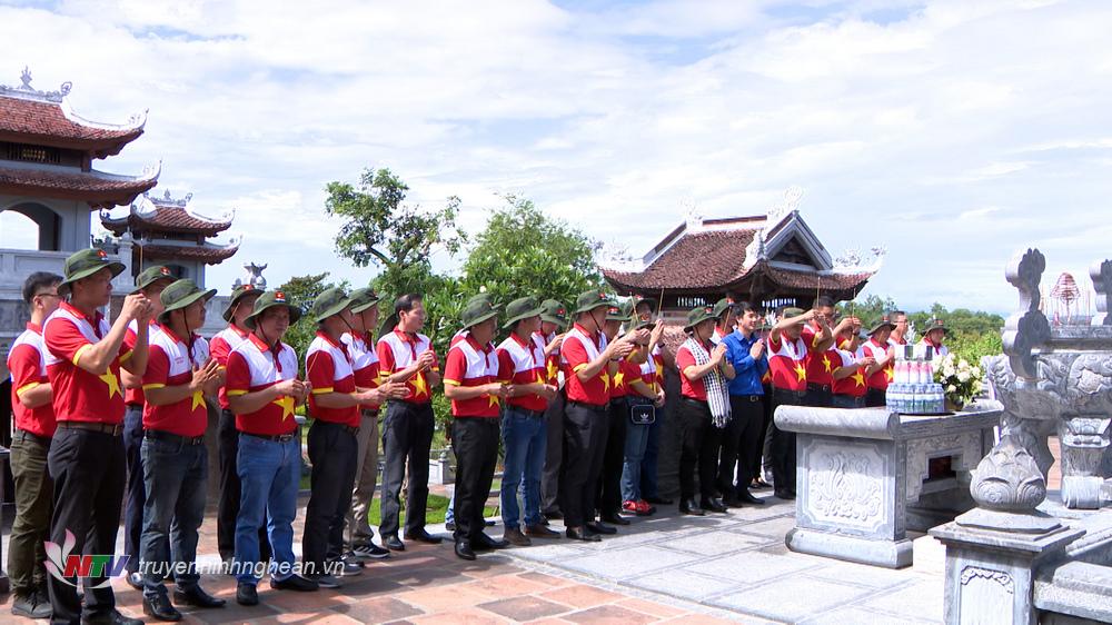 Đoàn công tác dâng hoa, dâng hương tại Đền Chung Sơn - Đền thờ gia tiên Chủ tịch Hồ Chí Minh.