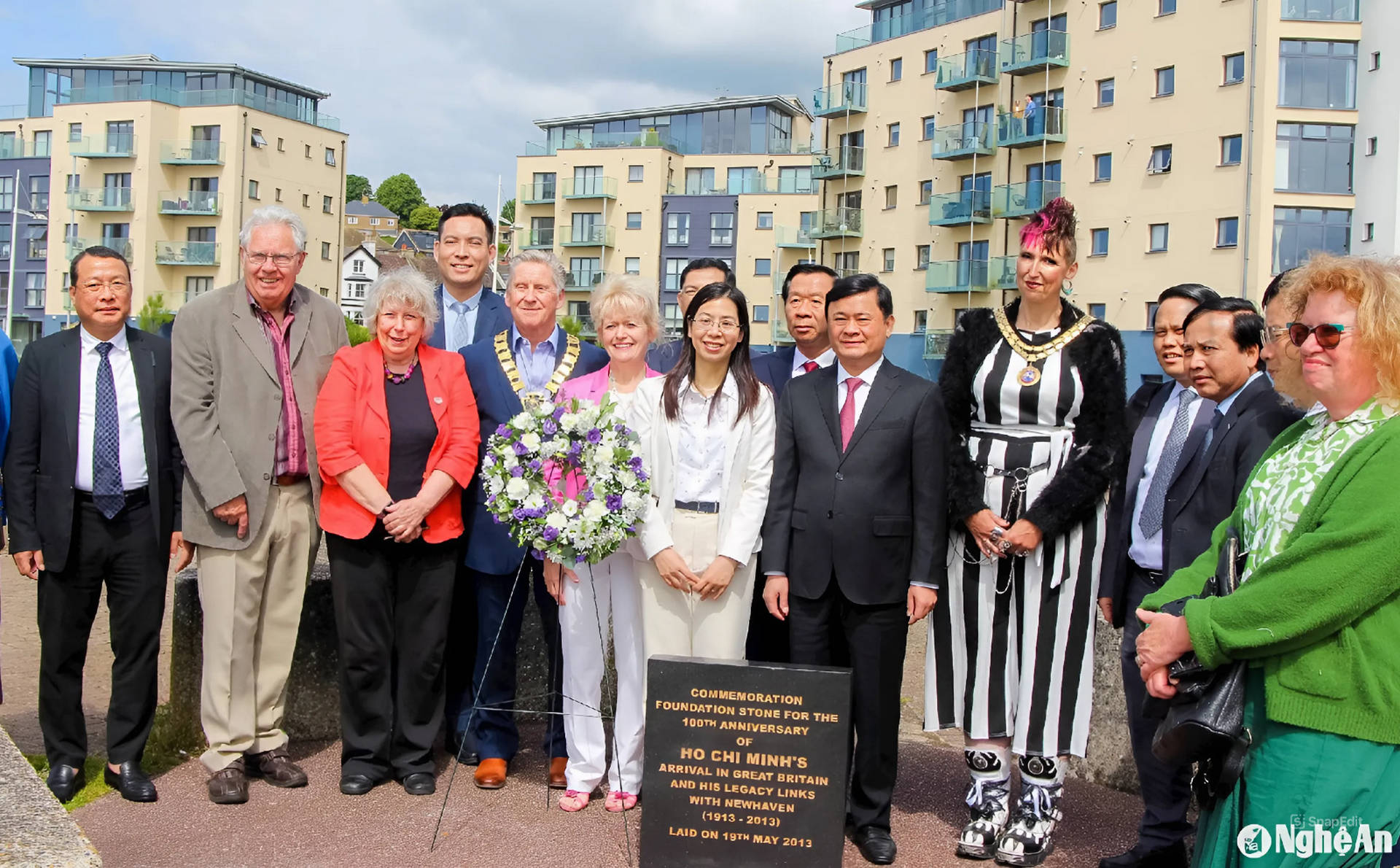 Bí thư Tỉnh ủy Thái Thanh Quý và đoàn đại biểu chụp ảnh lưu niệm tại Bia tưởng niệm Chủ tịch Hồ Chí Minh trên bến cảng thị trấn Newhaven.