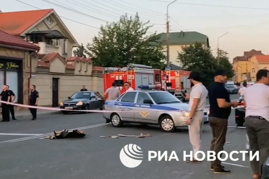 Cảnh sát tại hiện trường vụ tấn công ở Makhachkala ngày 23/6. Ảnh: RIA Novosti