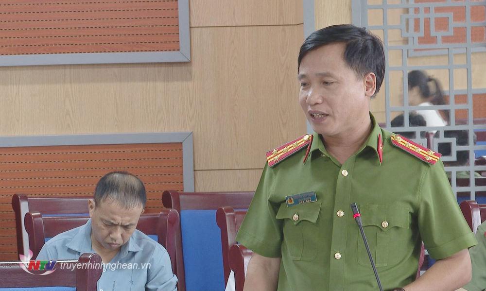 Đại tá Nguyễn Duy Thanh, Phó Giám đốc Công an tỉnh phát biểu tại cuộc họp.