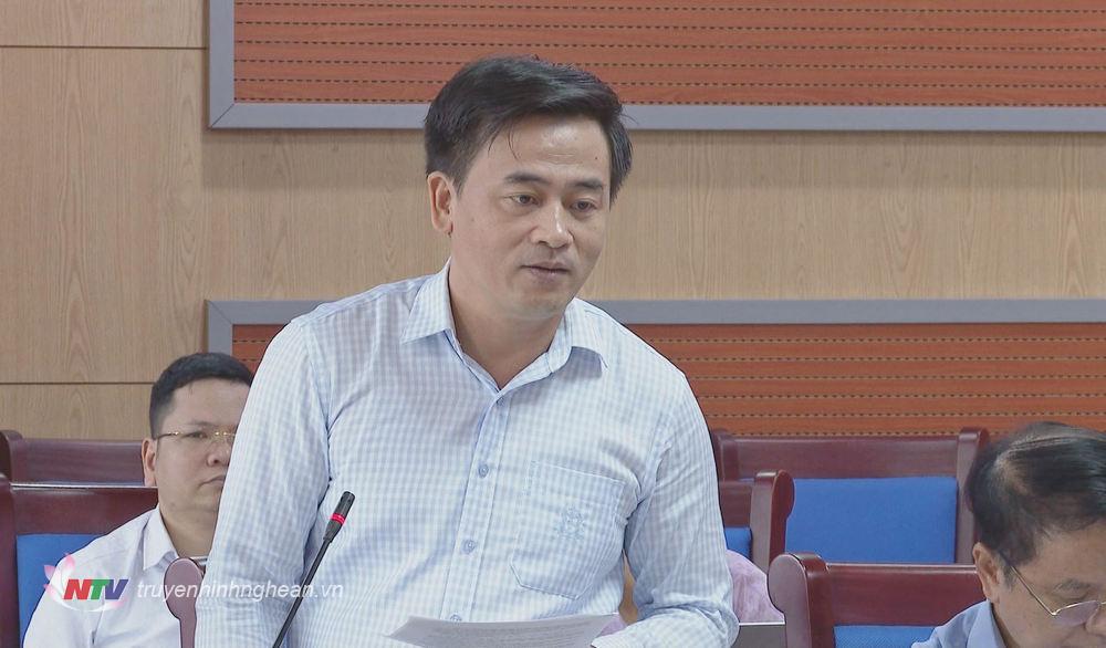 Đại biểu Hồ Sỹ Nguyệt phát biểu tại cuộc họp.