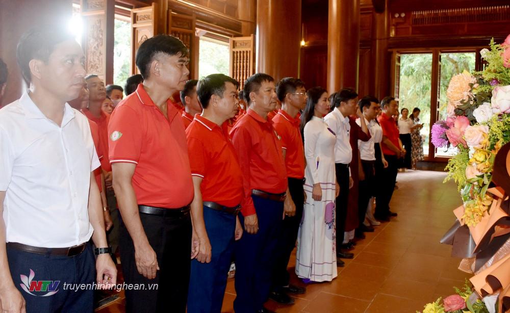 Các đại biểu thành kính tưởng niệm Chủ tịch Hồ Chí Minh.