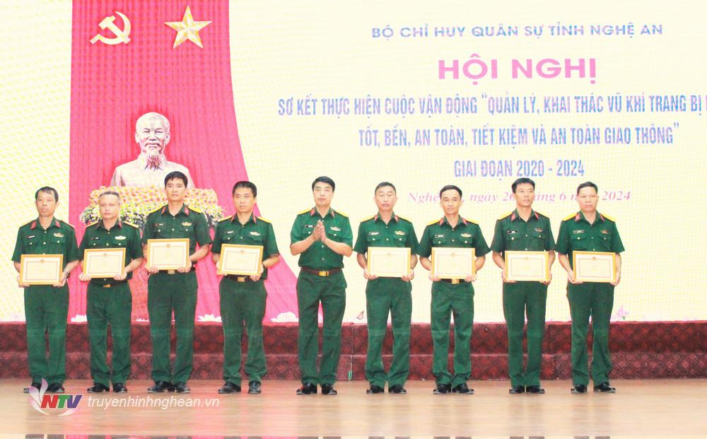 Đại tá Đinh Bạt Văn, Phó Chỉ huy trưởng, Tham mưu trưởng, Trưởng ban Chỉ đạo Cuộc vận động 50 Bộ CHQS tỉnh Nghệ An trao thưởng tặng các cá nhân. Ảnh: Trọng Kiên