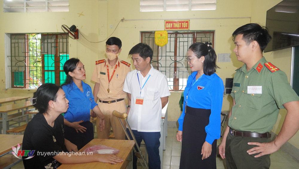 Tại điểm thi Trường THPT Con Cuông có 1 thí sinh bị gãy chân trước ngày thi đã được lực lượng công an, đoàn thanh niên bố trí người và phương tiện đến tận nhà hỗ trợ đến điểm thi.