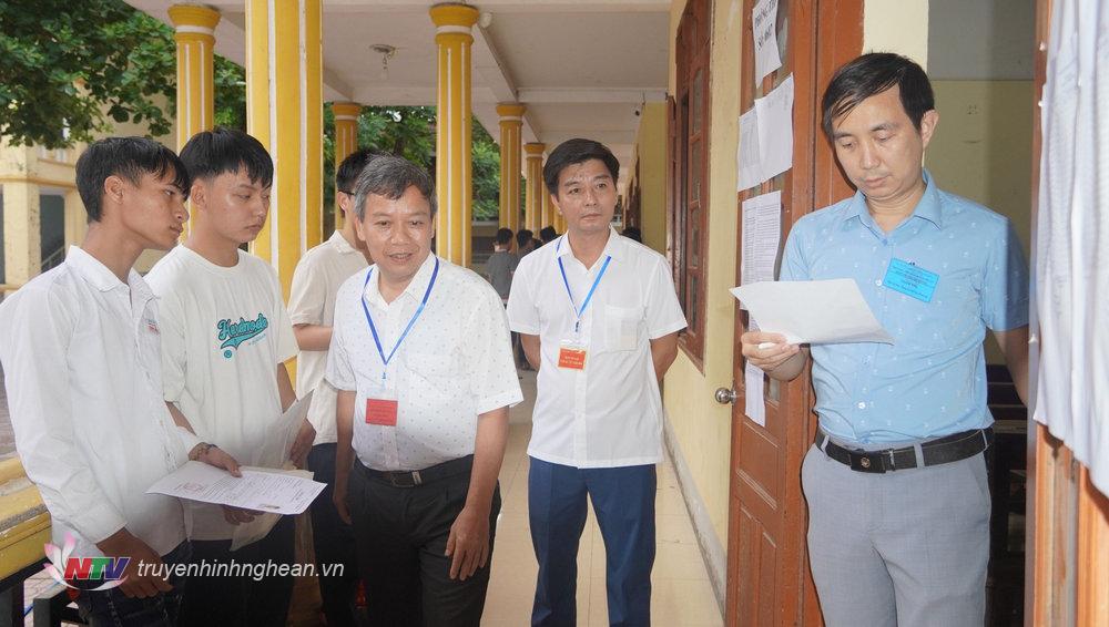 Buổi thi đầu tiên tại các điểm thi ở huyện Con Cuông diễn ra an toàn nghiêm túc