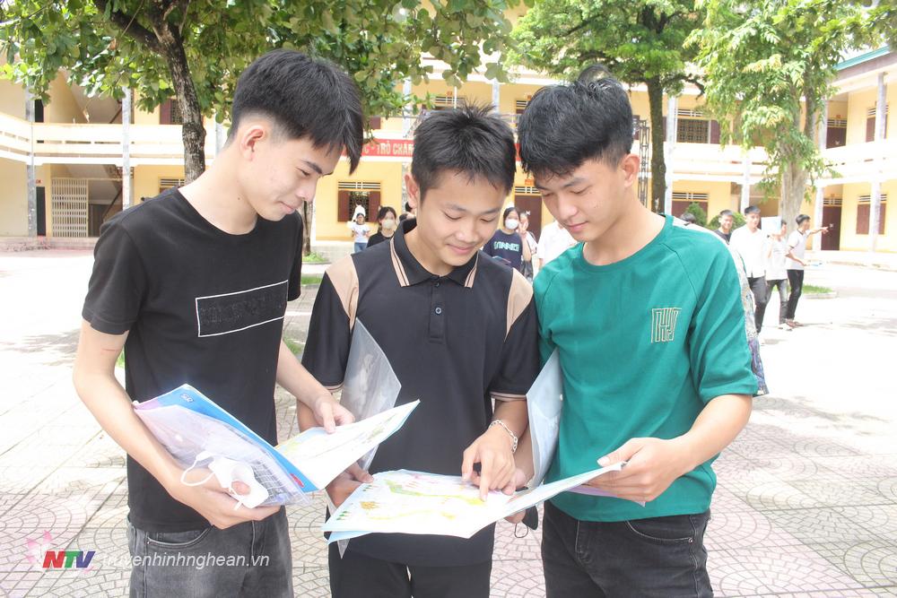 Thí sinh Ngân Đức Tuệ (bên trái) và thí sinh Vi Mạnh Tuyến ở Trung tâm giáo dục thường xuyên, giáo dục nghề nghiệp huyện Quỳ Hợp.