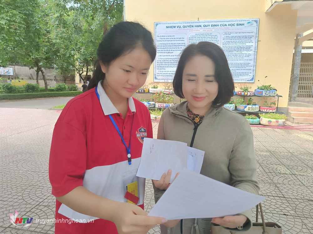 Thí sinh Vi Thị Minh Phương chia sẻ bài thi cùng phụ huynh.j