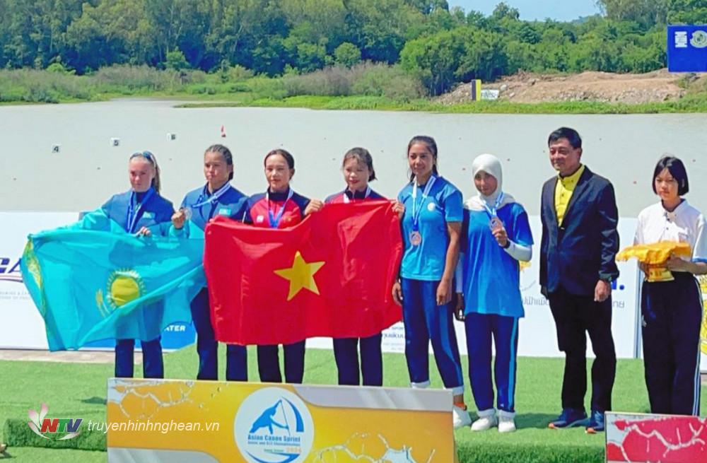 Tay chèo Mạc Thị Thanh Thủy (bên trái) cùng đồng xuất sắc giành 2 HCV tại giải đấu.