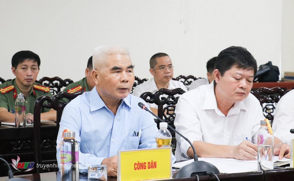Ông Phan Văn Khương đại diện các hộ dân trình bày kiến nghị tại phiên tiếp công dân.