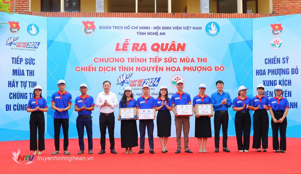 Tặng quà Đội hình thanh niên tình nguyện Chương trình Tiếp sức mùa thi và Đội hình tình nguyện Chiến dịch Hoa phượng đỏ năm 2024.