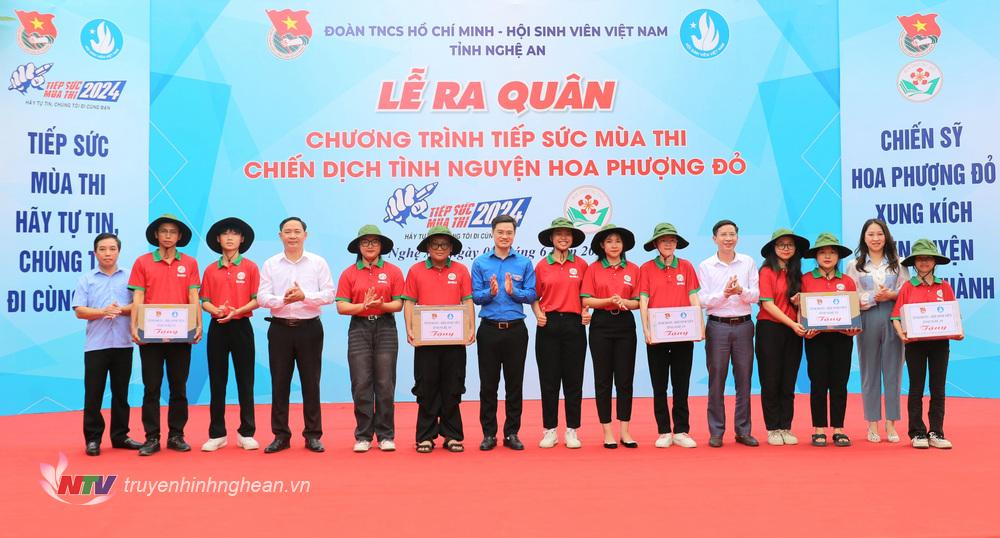 Ra mắt tặng quà Đội hình thanh niên tình nguyện Chương trình Tiếp sức mùa thi và Đội hình tình nguyện Chiến dịch Hoa phượng đỏ năm 2024.