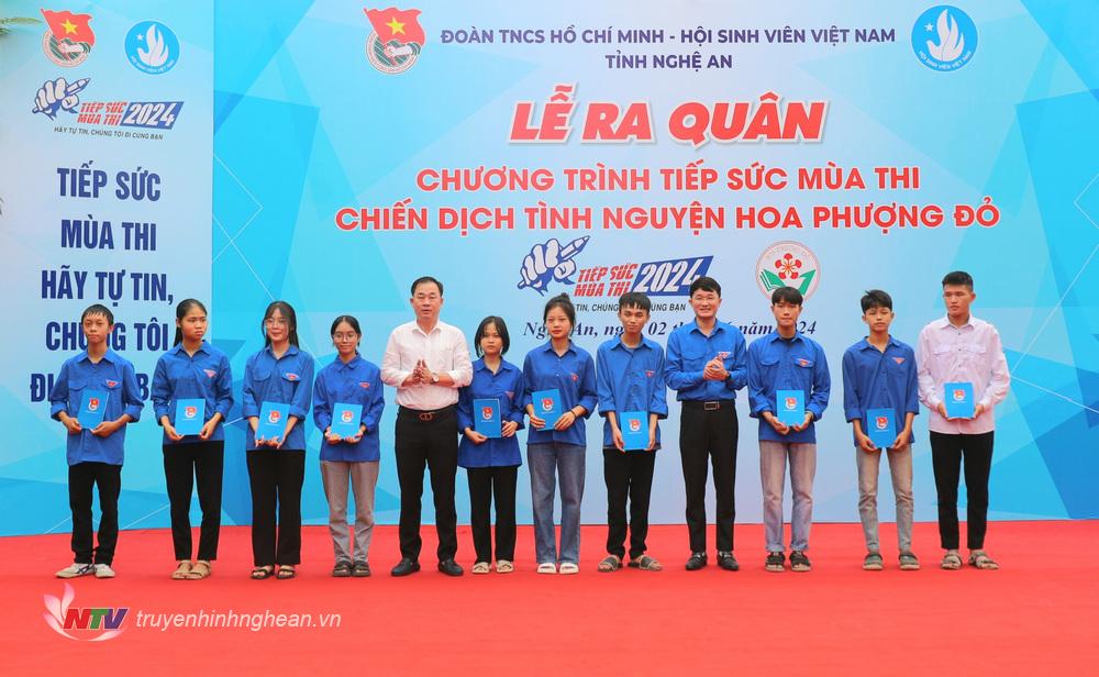 Ban Thường vụ Tỉnh đoàn cùng lãnh đạo huyện Hưng Nguyên trao tặng 10 suất quà, cho 10 học sinh có hoàn cảnh khó khăn tại Trường THPT Thái Lão.