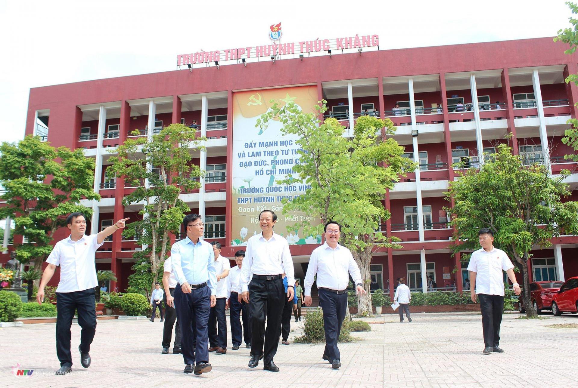 TB: Phó Thủ tướng Chính phủ Lê Thành Long cùng đoàn công tác kiểm tra công tác chuẩn bị cho kỳ thi tốt nghiệp THPT tại điểm thi Trường THPT Huỳnh Thúc Kháng, TP Vinh. 