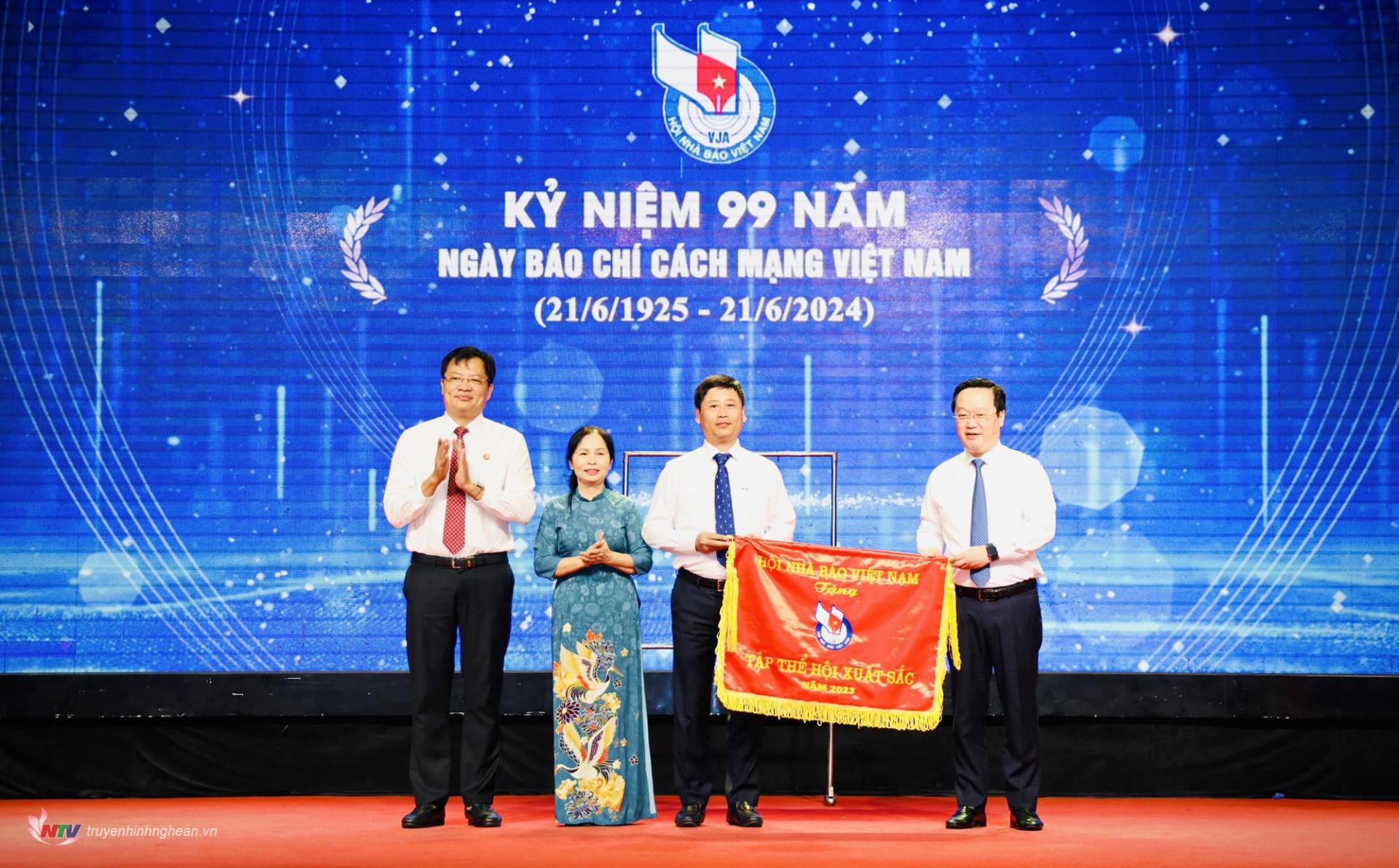 Đồng chí Nguyễn Đức Trung - Phó Bí thư Tỉnh ủy, Chủ tịch UBND tỉnh trao cờ Tập thể xuất sắc cho Hội Nhà báo tỉnh