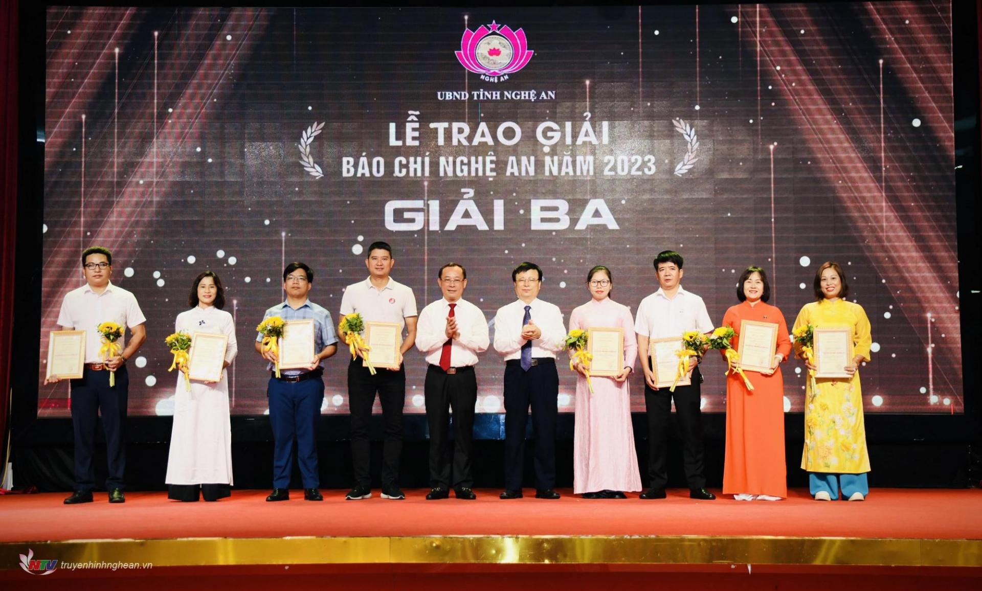 Đồng chí Phan Đức Đồng - Ủy viên BTV Tỉnh ủy, Bí thư Thành ủy Vinh và đồng chí Bùi Đình Long - Phó Chủ tịch UBND tỉnh trao giải Ba cho các tác giả, nhóm tác giả.