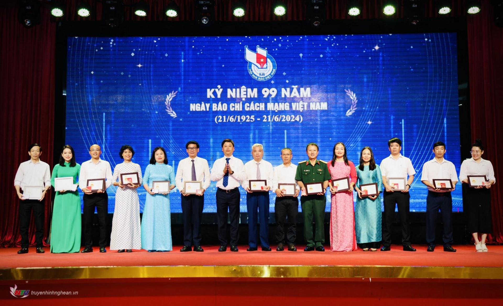 Chủ tịch Hội Nhà báo tỉnh Trần Minh Ngọc trao kỷ niệm chương...
