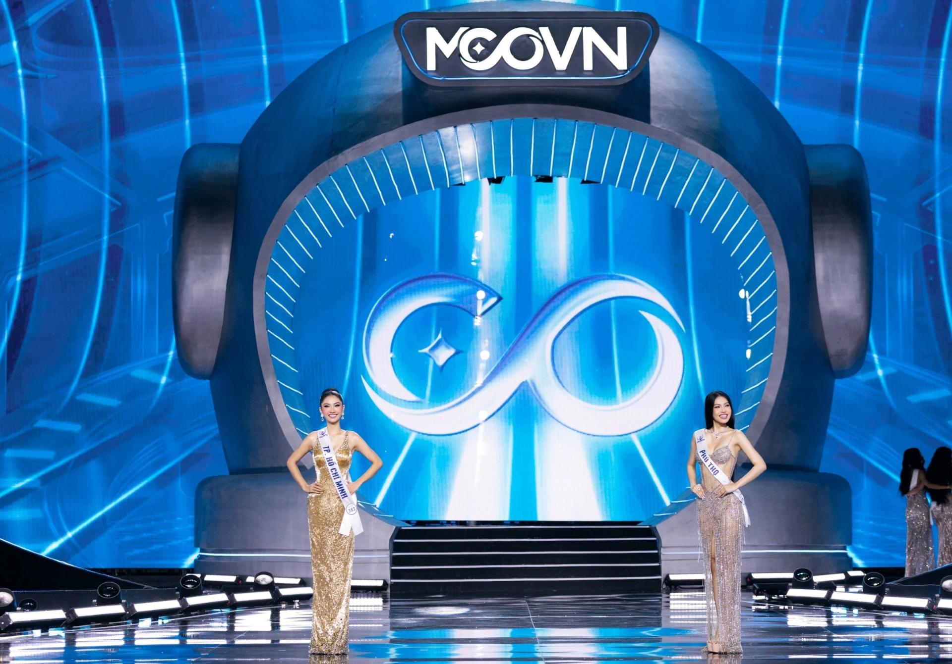 Phương Linh (trái) và Cẩm Ly trong vòng thi thuyết trình đối đầu.