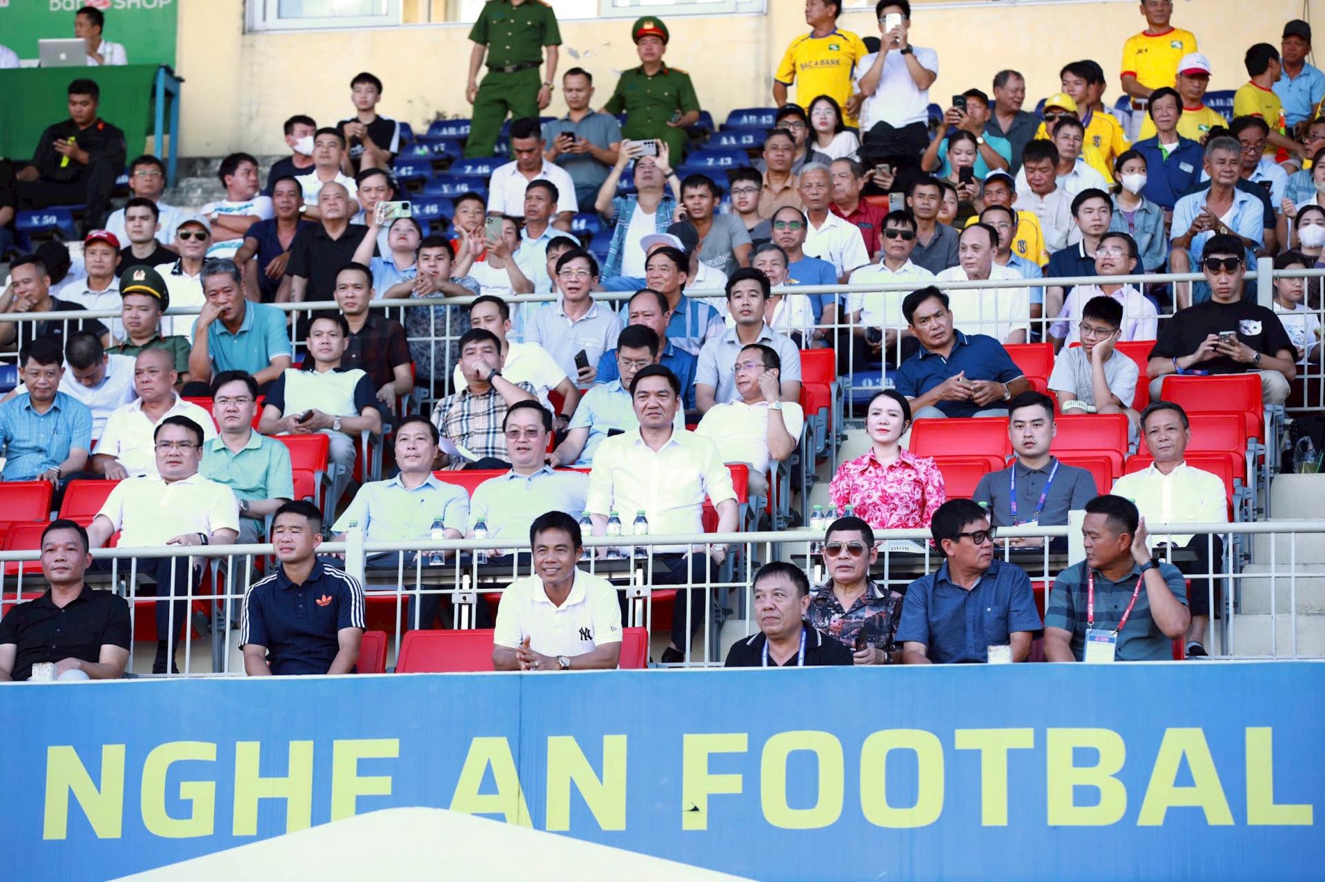 Các đồng chí lãnh đạo tỉnh Nghệ An dự khán trận đấu này. 