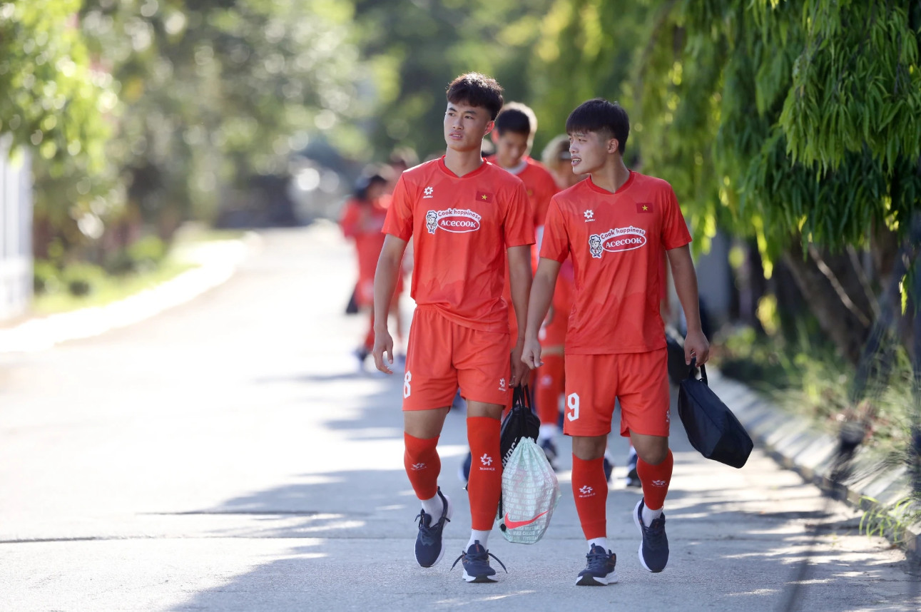 Nguyễn Quốc Việt (9) được đôn lên đội tuyển Việt Nam thay thế cho Công Phượng.