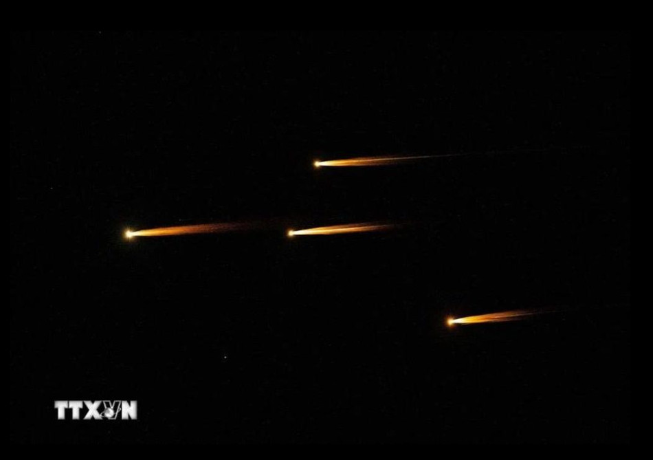 Các vệt sáng trên bầu trời Jerusalem khi Iran tiến hành cuộc tấn công bằng tên lửa nhằm vào Israel tối 13/6/2025. (Ảnh: THX/TTXVN)