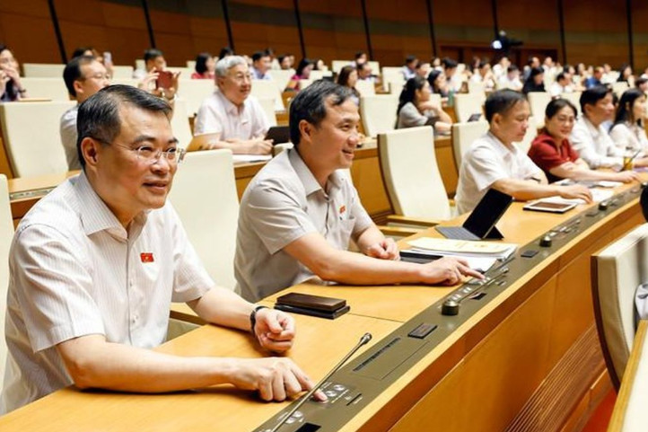 Đoàn đại biểu Quốc hội tỉnh Hà Tĩnh biểu quyết thông qua các dự án luật tại Kỳ họp thứ 9, Quốc hội khóa XV. (Ảnh: TTXVN)