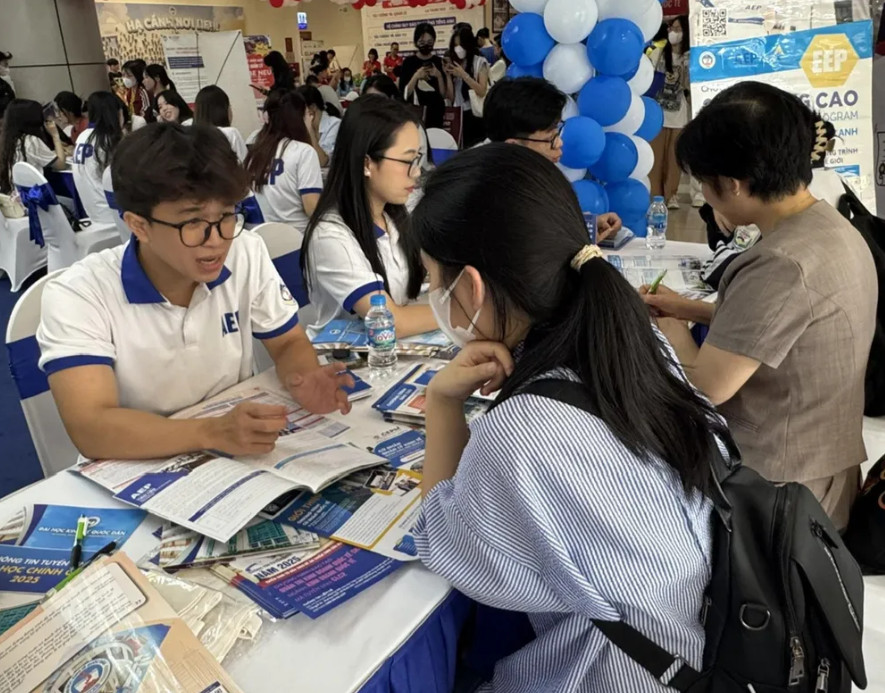 Thí sinh tìm hiểu thông tin tuyển sinh năm 2025.