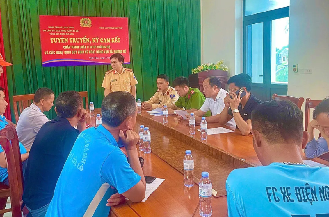 Công an tỉnh Nghệ An tuyên truyền cho các hộ dân về các quy định của pháp luật đối với xe chở người bốn bánh có gắn động cơ (xe điện) kinh doanh vận tải