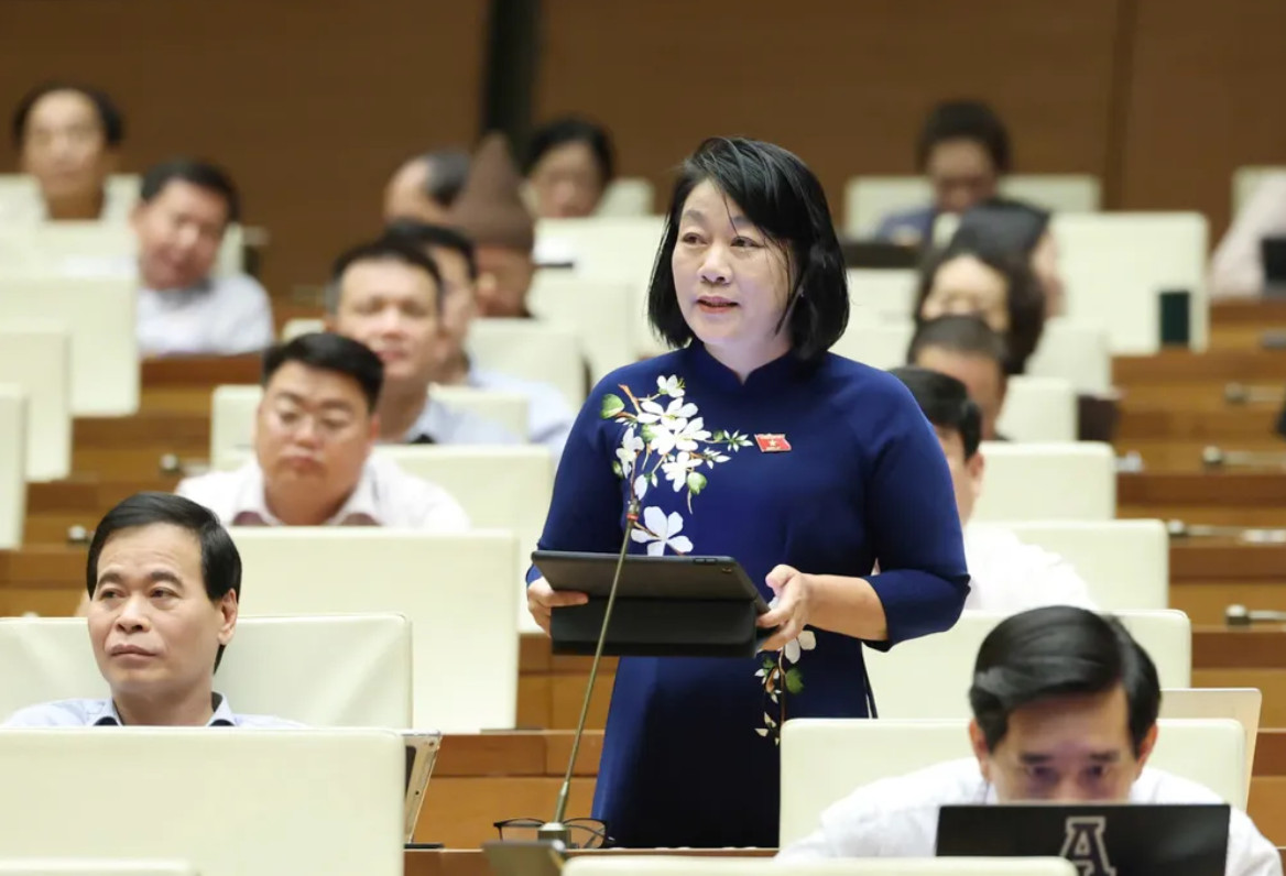 Đại biểu Quốc hội nêu câu hỏi chất vấn Bộ trưởng.