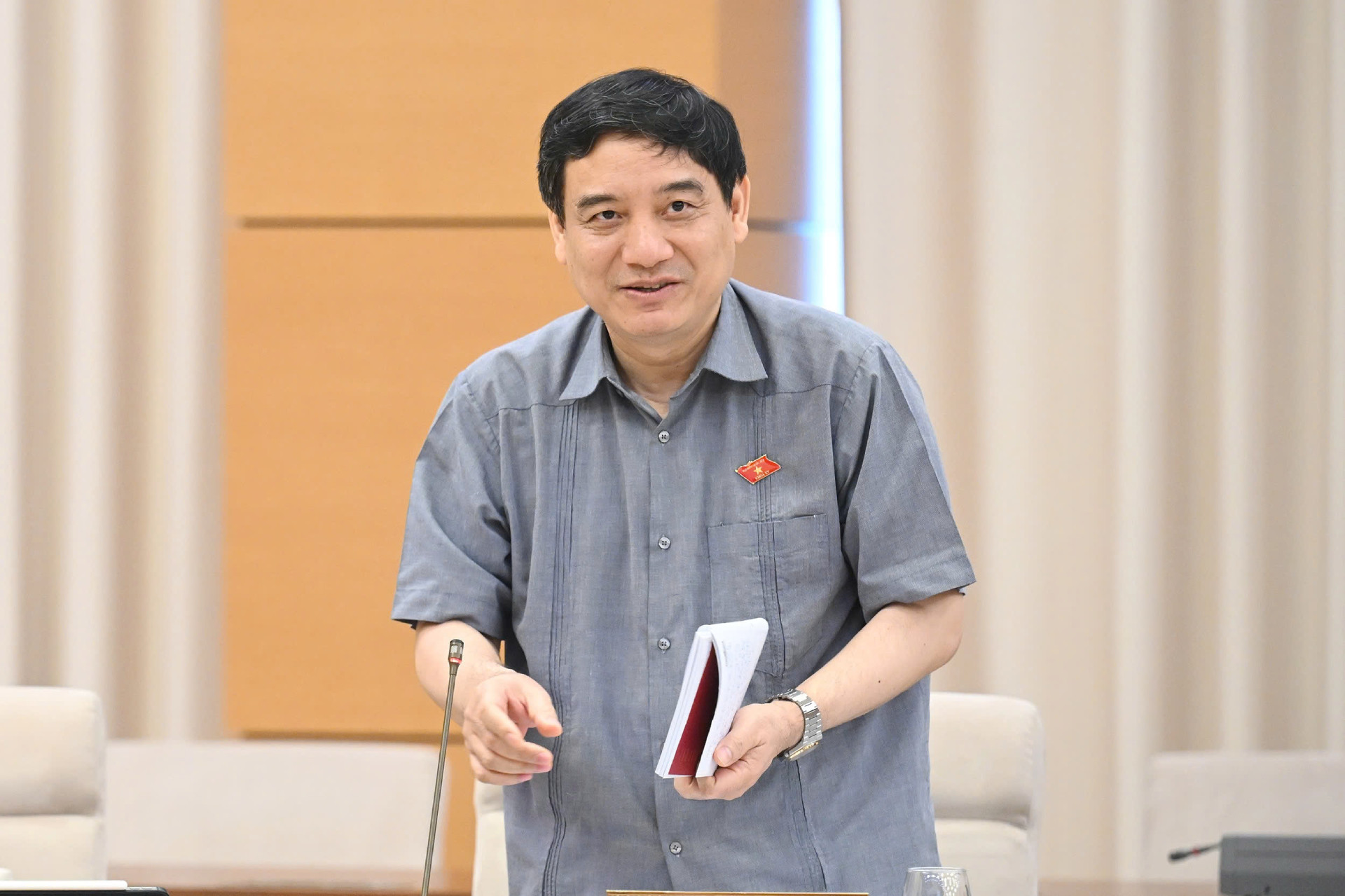 Chủ nhiệm Ủy ban Văn hóa và Xã hội Nguyễn Đắc Vinh phát biểu.