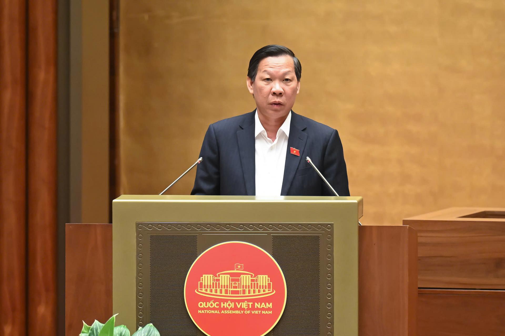 Chủ nhiệm Ủy ban Kinh tế và Tài chính Phan Văn Mãi trình bày Tờ trình, Báo cáo thẩm tra dự thảo Nghị quyết của Quốc hội về Trung tâm tài chính quốc tế tại Việt Nam