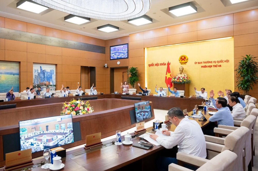 Các thành viên Ủy ban Thường vụ Quốc hội biểu quyết thông qua pháp lệnh.