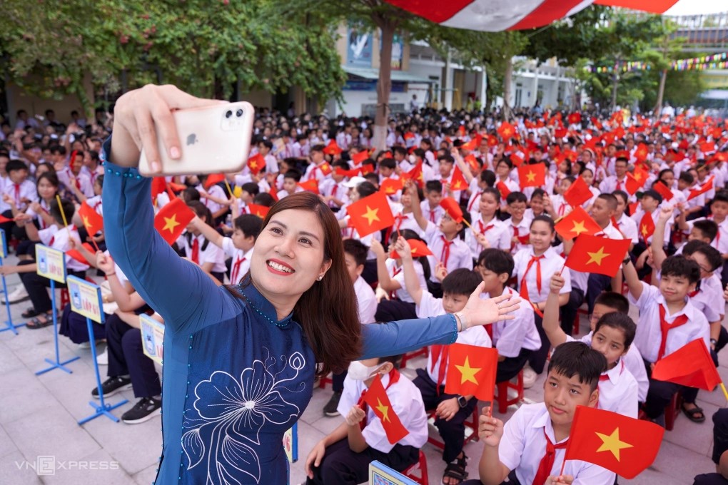 Giáo viên tại trường THCS Nguyễn Huệ, Đà Nẵng chụp ảnh cùng học sinh trong năm học mới 2024-2025.