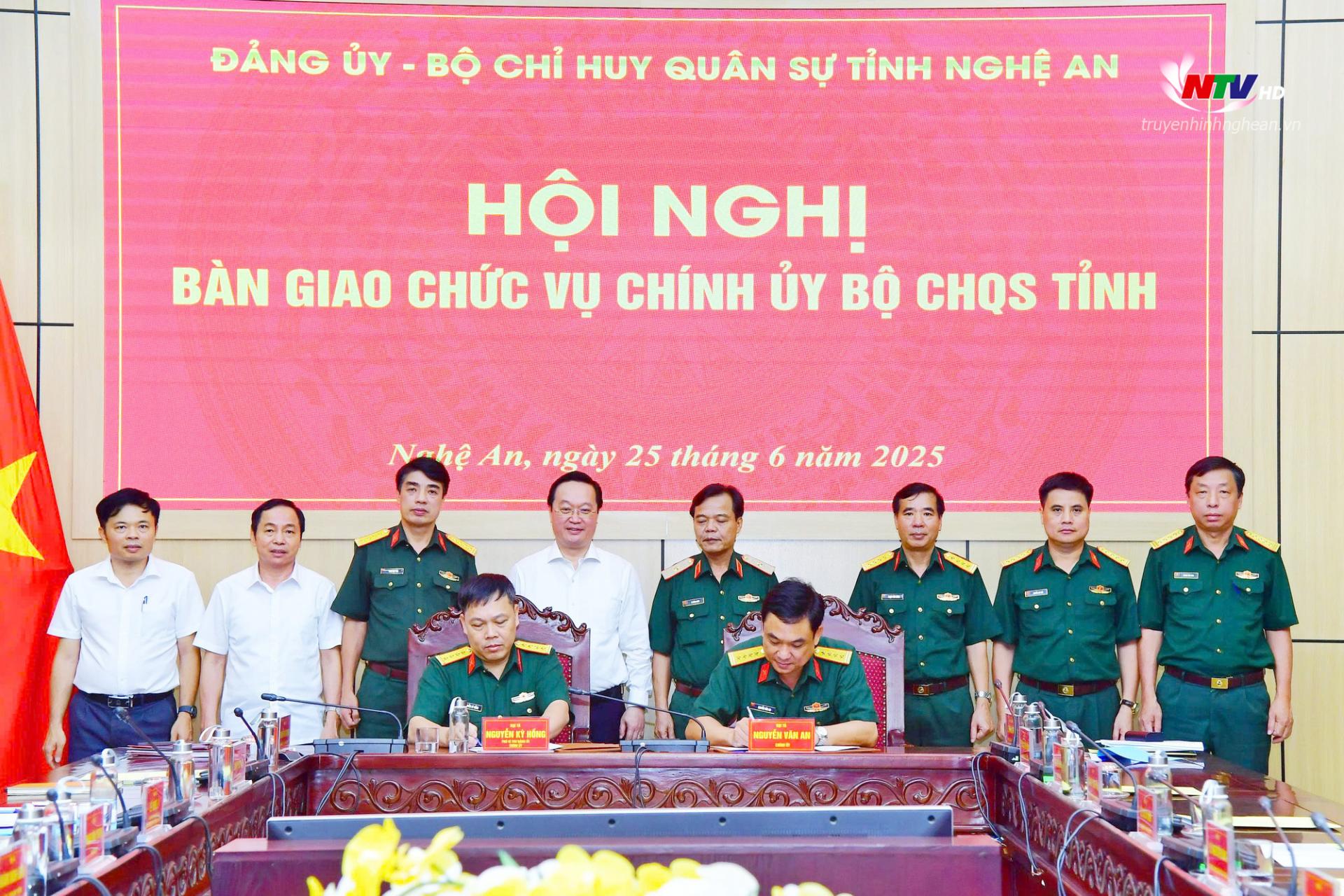 Ký kết thông qua biên bản bàn giao chức vụ Chính ủy Bộ Chỉ huy Quân sự tỉnh Nghệ An. 