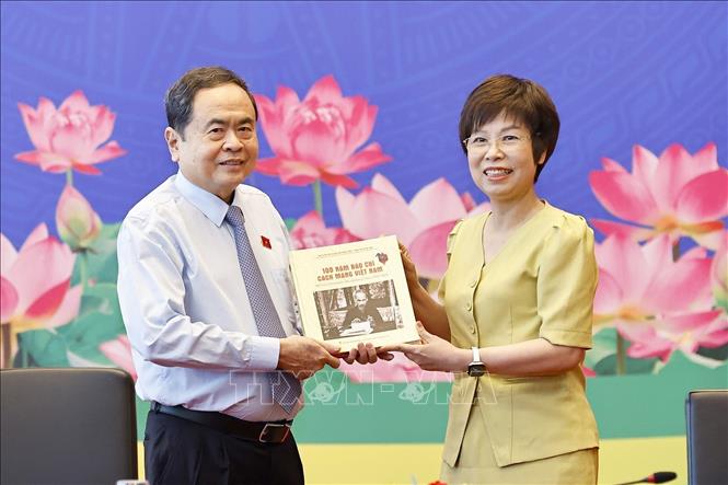 Tổng giám đốc Thông tấn xã Việt Nam Vũ Việt Trang trân trọng trao tặng Chủ tịch Quốc hội Trần Thanh Mẫn cuốn sách ảnh “100 năm Báo chí Cách mạng Việt Nam (1925-2025)” do Nhà xuất bản Thông tấn biên soạn, xuất bản.