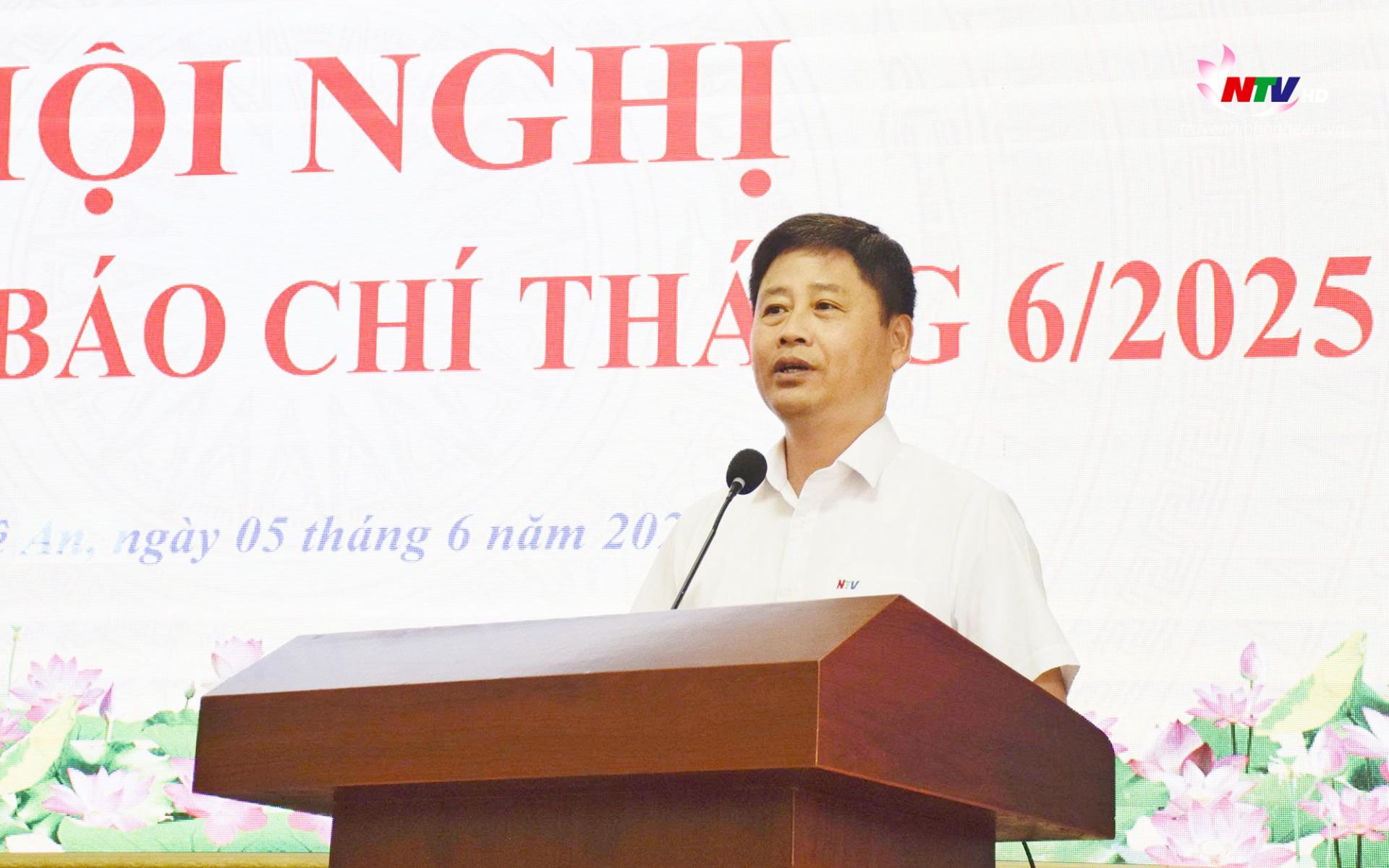 Đồng chí Trần Minh Ngọc - Giám đốc Đài PT-TH Nghệ An, Chủ tịch Hội nhà báo tỉnh phát biểu tại hội nghị.
