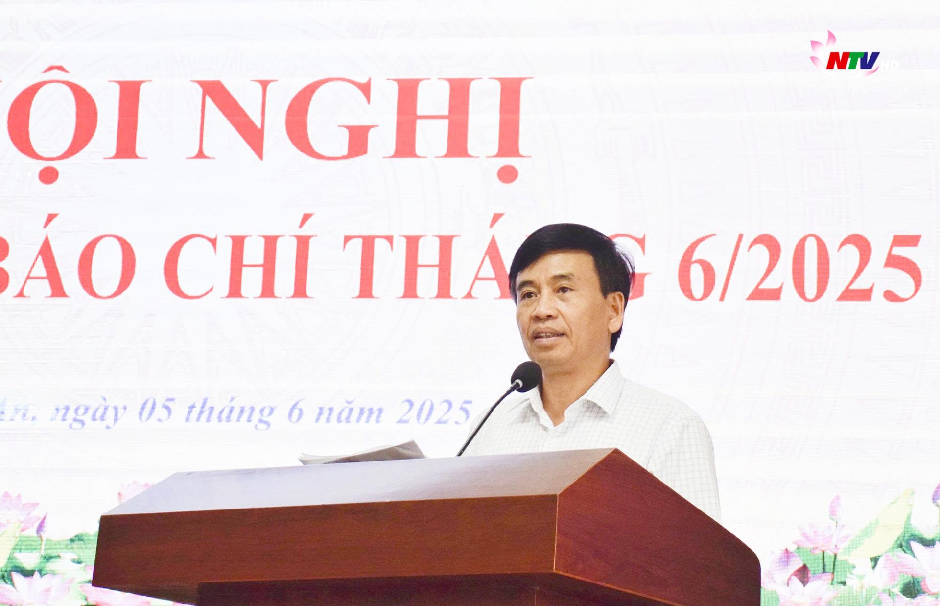 Đồng chí Nguyễn Bá Hảo - Phó Giám đốc Sở Văn hoá - Thể thao và Du lịch phát biểu tại hội nghị.