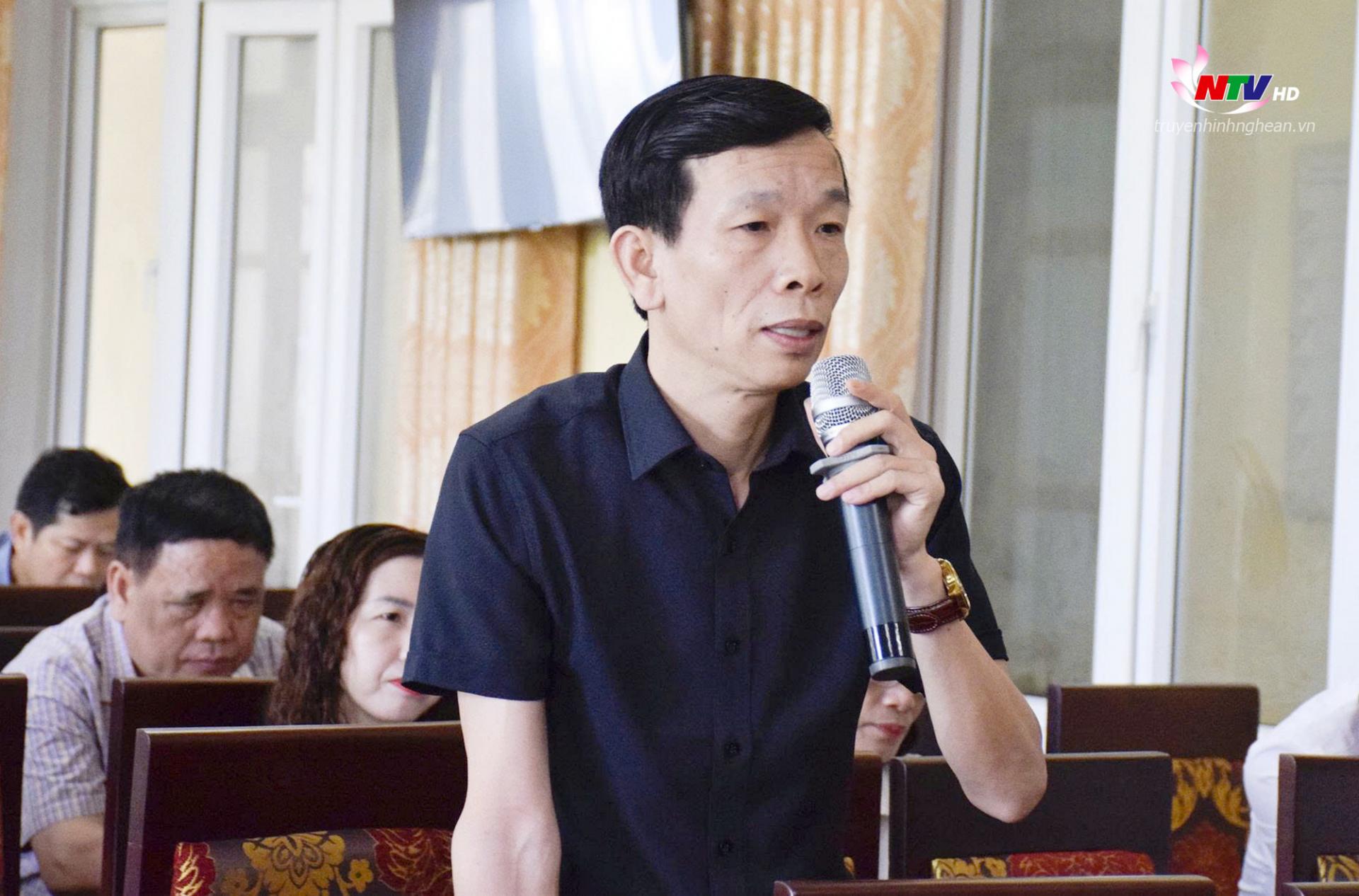 Đại diện cơ quan báo chí nêu ý kiến tại hội nghị.