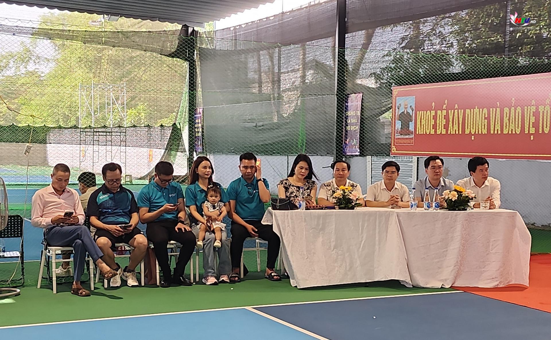 Các đại biểu tham dự lễ khai mạc.